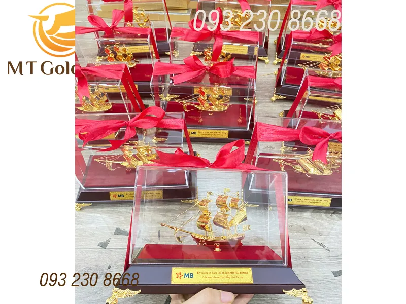 Mô hình thuyền mạ vàng - Tri ân cán bộ gắn bó lâu năm