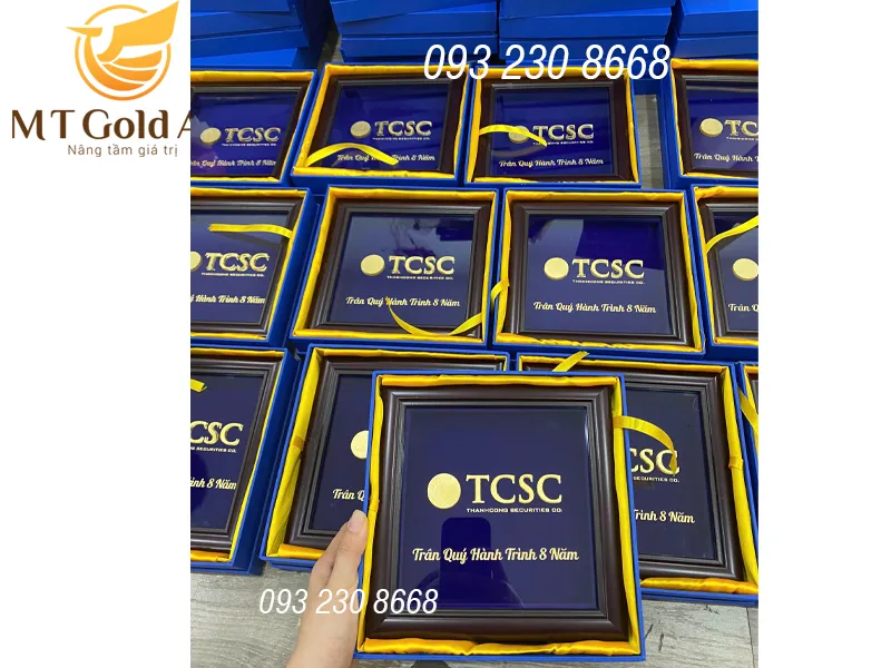 Quà kỷ niệm 8 năm thành lập công ty chứng khoán thành công TCSC Quà kỷ niệm 8 năm thành lập công ty chứng khoán thành công TCSC